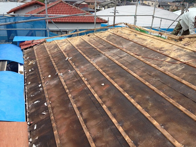 防水シートが顕になった屋根